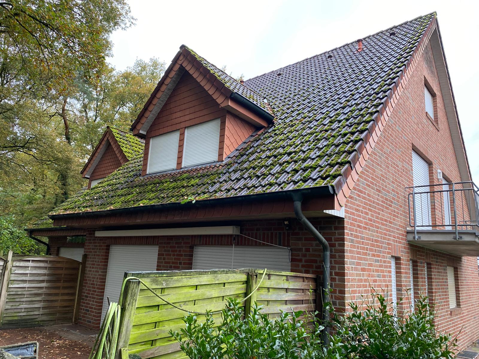 Verschmutztes Dach vor Reinigung in Veldhausen